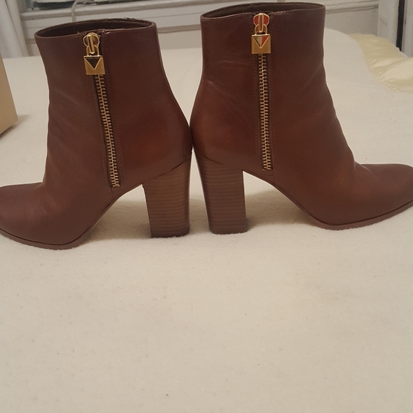 Michael Kors Women's ankle boots tan color size 7. - Picture 1 of 5